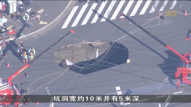 日本埼玉县一条道路发生地陷 一辆卡车掉入坑
