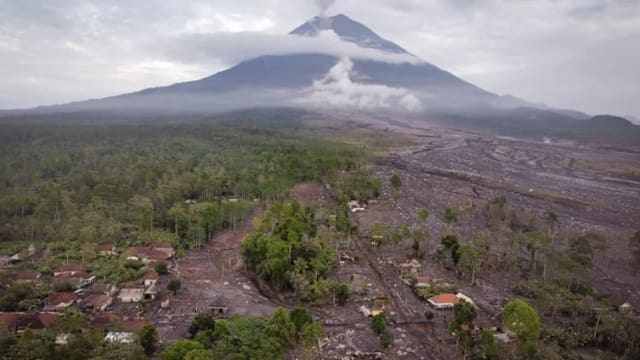 印尼塞梅鲁火山一天内喷发六次 火山灰冲至1200米