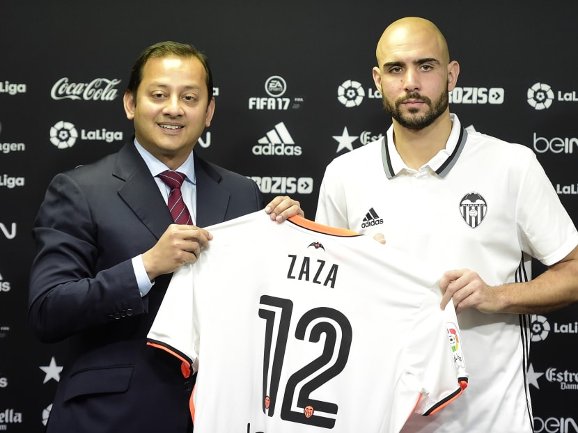 Spanish football club Valencia CF's new signing Italian striker Simone Zaza (R) and Anil Murthy holding the Valencia jersey during Zaza's official presentation on Jan 16.  Photo: AFP