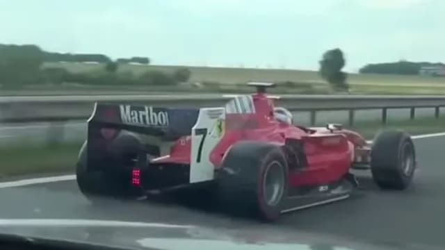 捷克狂司机又现踪 “F1赛车”马路奔驰