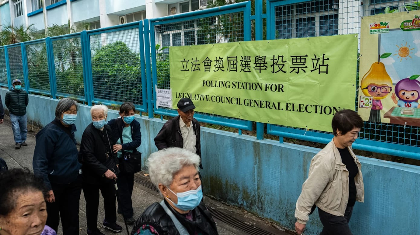  香港立法会换届选举目前投票率为25.75% 逾106万人投票 