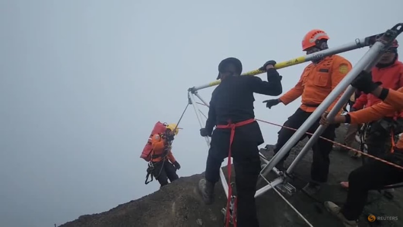Indonesian rescuers recover body of Brazilian tourist who fell off volcano cliff Indonesian rescuers recover body of Brazilian tourist who fell off volcano cliff