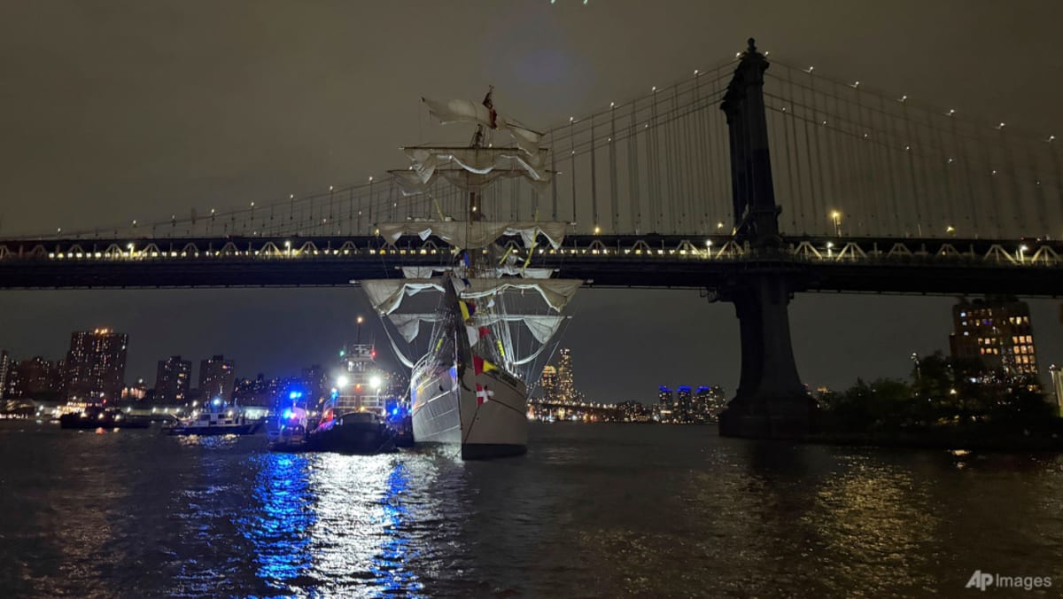 Mexican navy training ship hits New York's Brooklyn Bridge