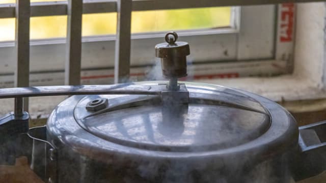 河北两岁童跌入高压锅 家长忙脱衣却加重伤情