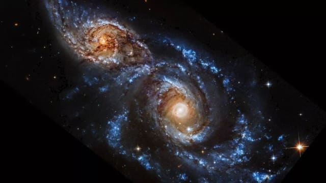 美国宇航局拍摄到 两星系“怒眼”凝视宇宙