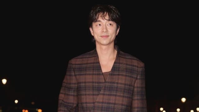孔刘现身巴黎时装周，重现“Squid Game”玩枪一幕