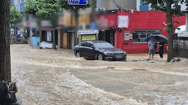 韩国东南部连日豪雨 至今导致一死四伤