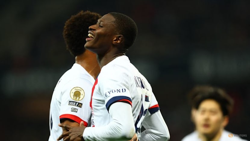 Mendes guides PSG to top of Ligue 1 with 4-0 win at Nice
