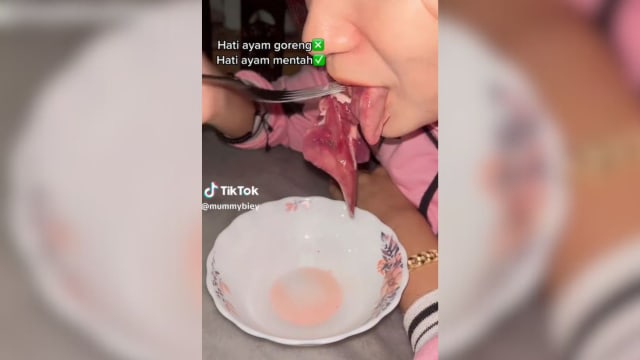 马国女子生吃鸡肝吓坏网民