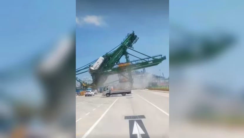 Kren baharu tumbang di Pelabuhan Tuas semasa penghantaran