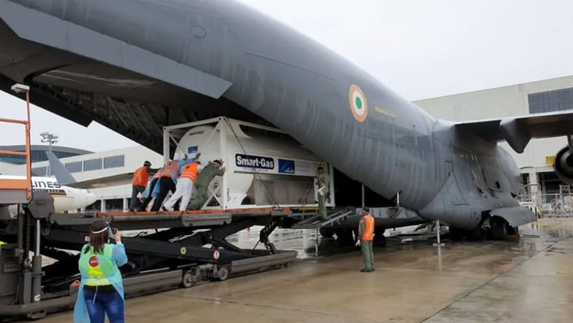 Oksigen, ventilator dari S'pura dihantar bantu krisis COVID-19 India