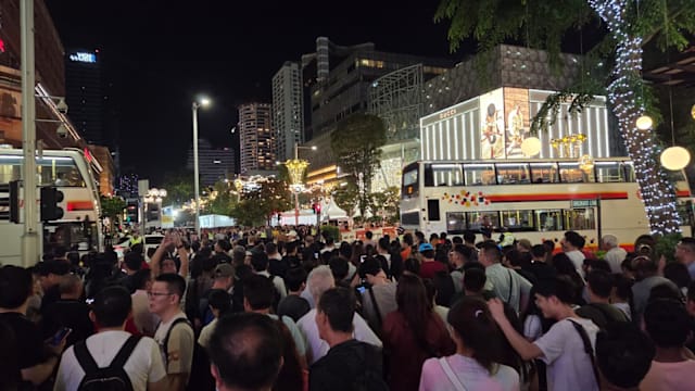 乌节路平安夜街头派对登场 人潮比往年高五成