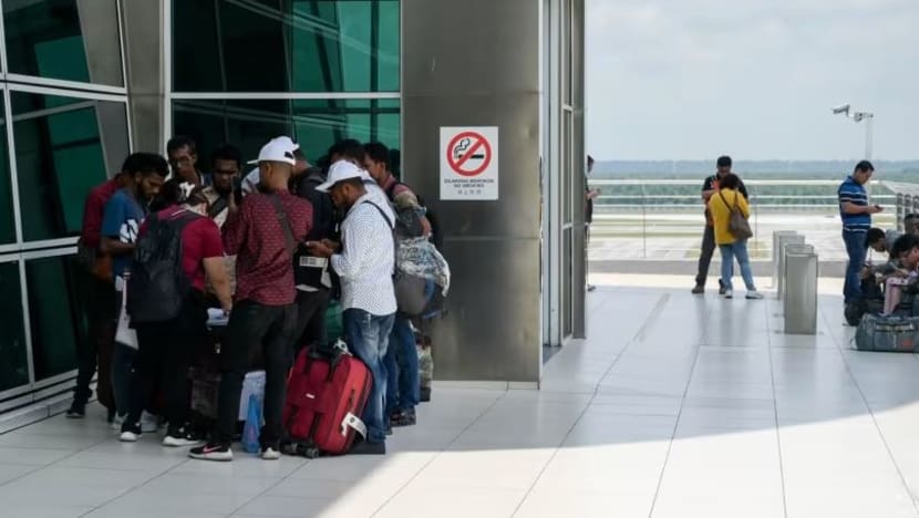 Kontrak dilanjutkan, syarat lebih ketat untuk firma urus kemasukan pekerja hijrahan ke Malaysia Kontrak dilanjutkan, syarat lebih ketat untuk firma urus kemasukan pekerja hijrahan ke Malaysia