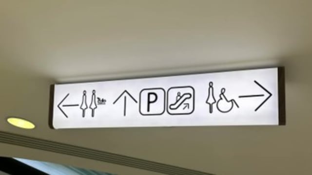港商场厕所两个标志都“穿裙” 港男不会选 网民予正解