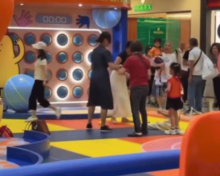 AIA suspends employee linked to viral Hong Kong mall spat involving girl, 5, slapped by elderly woman AIA suspends employee linked to viral Hong Kong mall spat involving girl, 5, slapped by elderly woman