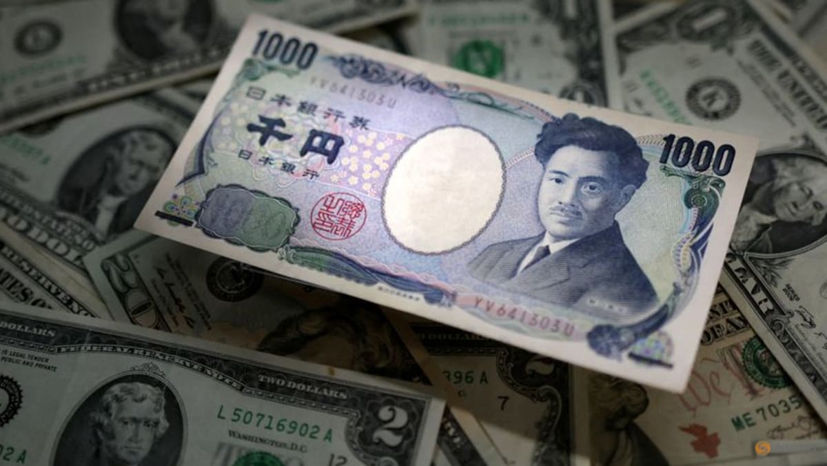 Dollar gains on rate hike expectations, yen retreats past 160