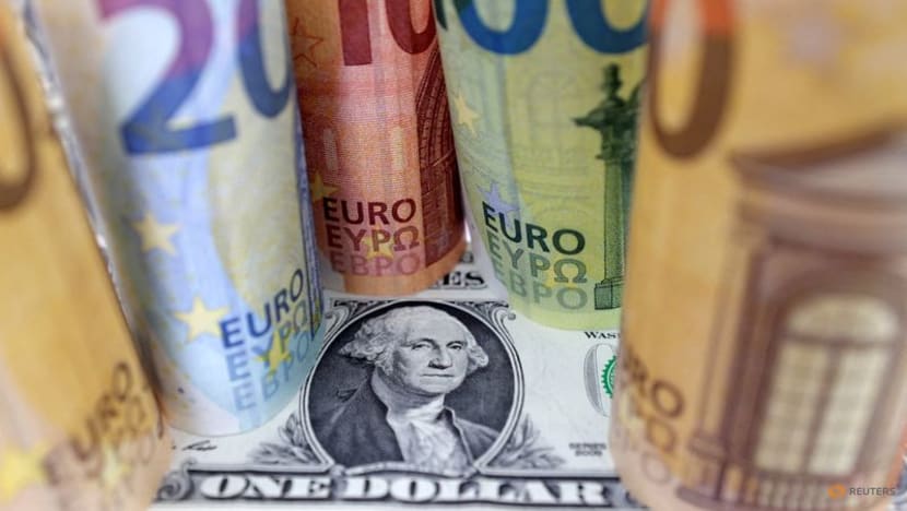 US dollar sinks to three-week low on signs of slowing economy US dollar sinks to three-week low on signs of slowing economy