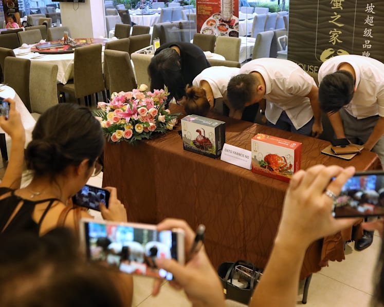No more live crabs: Restaurant fills claw machine with boxes to exchange for dishes, CEO bows in apology