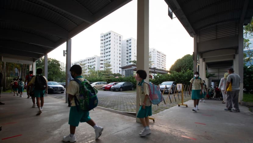 Keselamatan, tambang mahal, beg berat antara sebab ibu bapa mahu hantar sendiri anak ke sekolah Keselamatan, tambang mahal, beg berat antara sebab ibu bapa mahu hantar sendiri anak ke sekolah