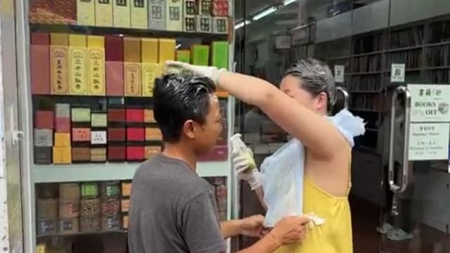 分秒不浪费 香港住户遇火警被撤离 街边继续染发