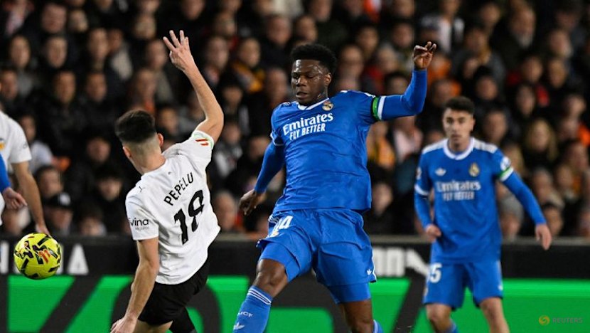 Real Madrid beat Valencia to stay on Barcelona's heels