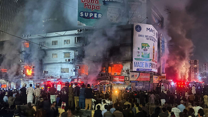 Death toll rises to 6 in a fire at a shopping plaza in Pakistan’s Karachi