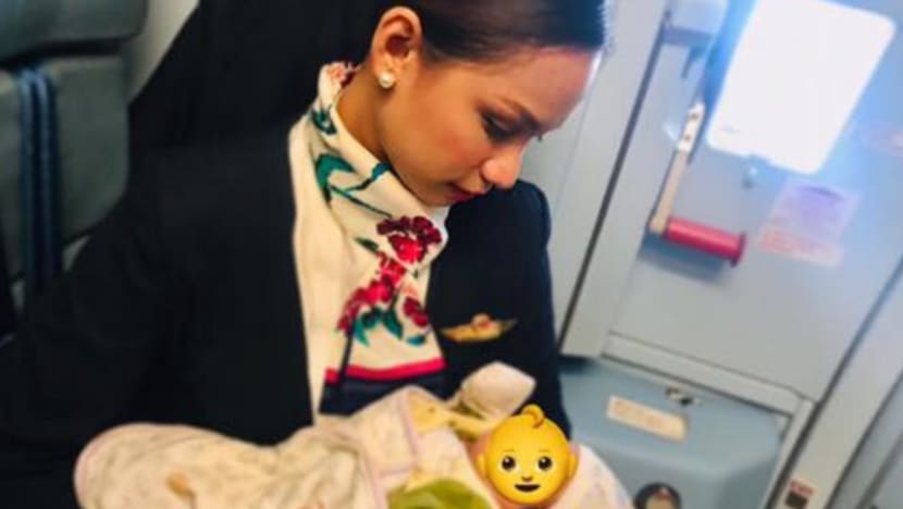 Pramugari ini susui bayi penumpang yang kehabisan susu tepung dalam pesawat
