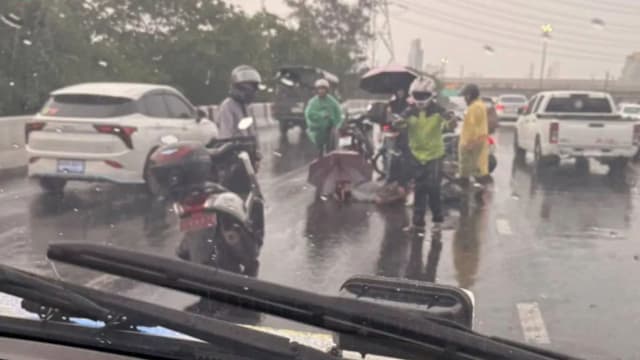 曼谷送餐员骑摩托途中遭雷击 伤重昏迷送院抢救