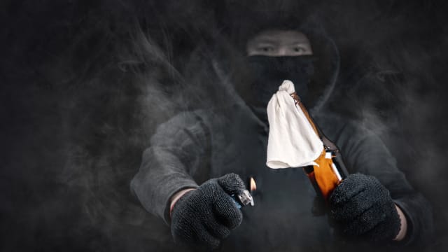 涉当狮城借贷公司跑腿讨债  马国男子抛汽油弹被捕   