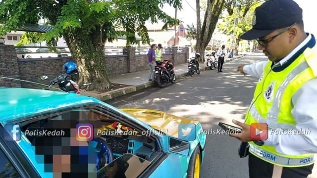 多嘴讽刺警员玩手机 马国男子被查出驾照逾期还欠罚单