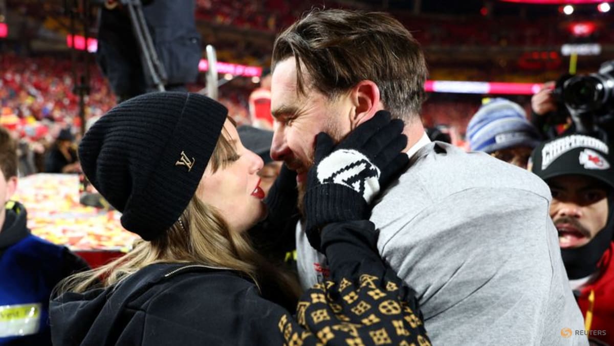 Taylor Swift und NFL-Star Travis Kelce geben ihre Verlobung bekannt