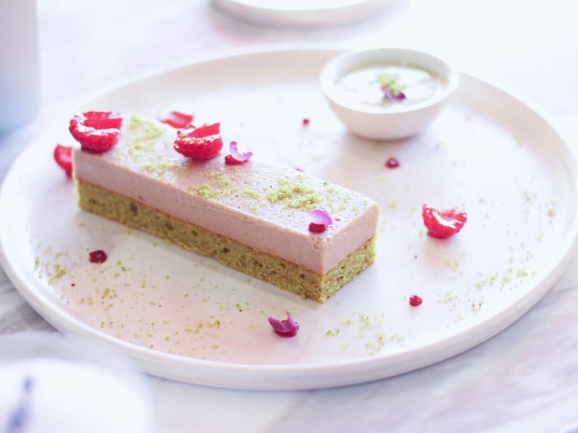 “Look, I spent my whole life putting cement as smoothly as possible on tiles and then lining them up straight on a wall. Or plastering the wall as smoothly as possible. Right? No different from icing a cake," said the author's friend.