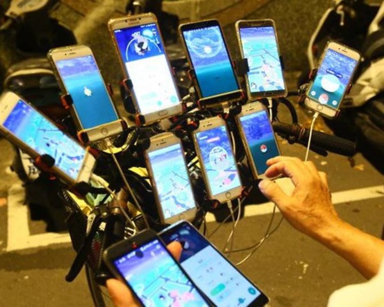 Elderly Taiwanese man catches them all in Pokemon Go with multiple phones strapped to bicycle