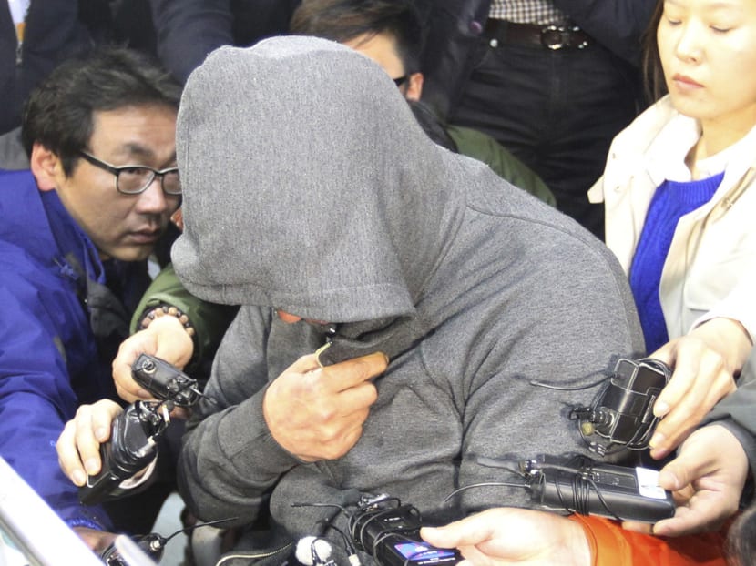 Lee Joon-Seok, centre, captain of the South Korean ferry "Sewol" which sank at sea off Jindo, is investigated at Mokpo police station in Mokpo April 17, 2014. Photo: Reuters