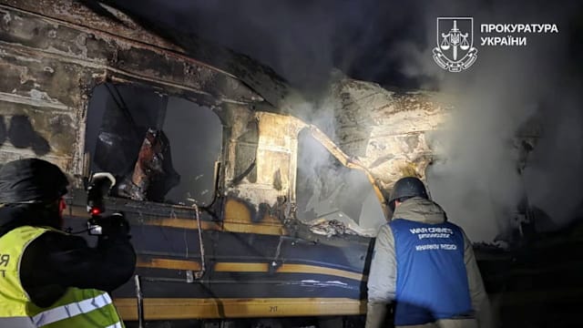 俄罗斯连夜空袭乌克兰酿11死 一列客运火车遭击中