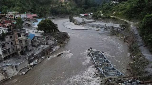 尼泊尔和中国边境山洪中失联人数增至逾2400人