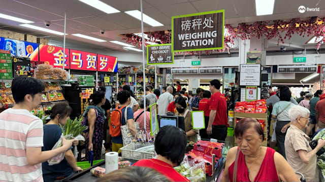 超市除夕现人潮 民众最后冲刺抢购食材