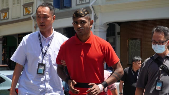 小印度谋杀案四男嫌犯 被押回案发现场重组案情