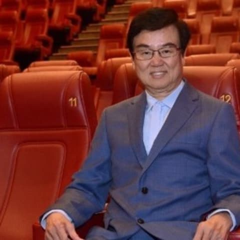 传奇电影制作人黄百鸣的“东方电影”公司面临清盘危机,曾打造多部经典影片的幕后故事揭晓!