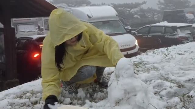 台湾最强寒流来袭！阳明山下雪形成雪白世界