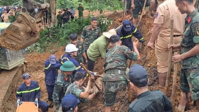 越南北部山体滑坡 巴士遭埋至少11死