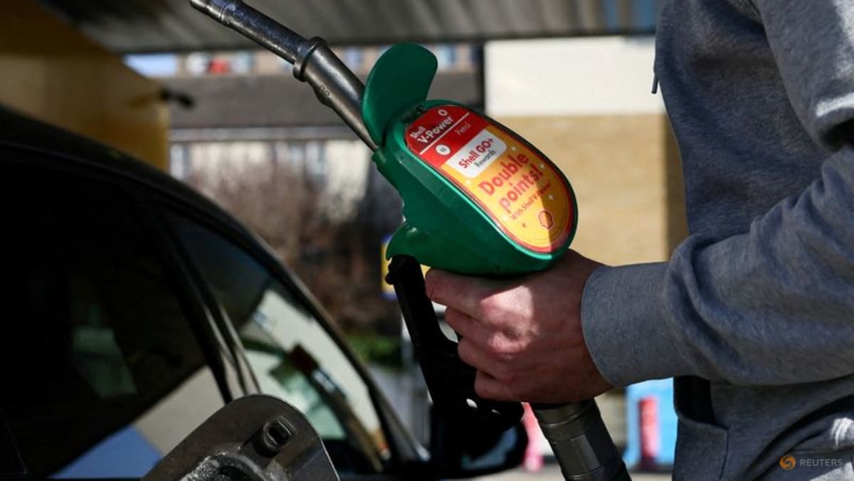 Oil climbs, stocks fall as markets see no end to war