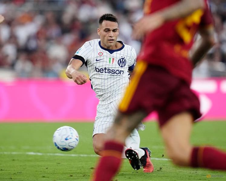Martinez nets double as Inter come back to draw 2-2 with Roma