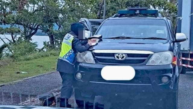 马国司机身穿无领衫 因“不够体面”吃罚单