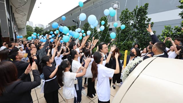 马国遇害中三女生出殡 亲友放飞百个气球寄托哀思