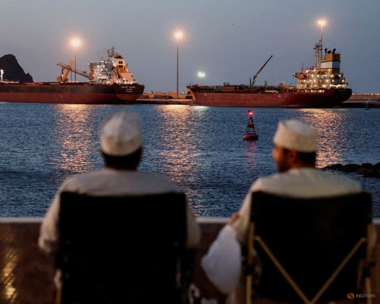 Brent crude futures fall more than 7%