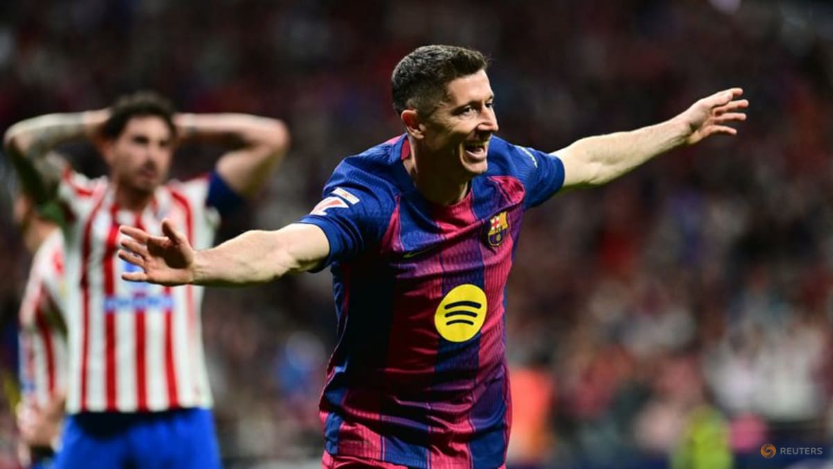 Barcelona beat 10-man Atletico to take major step towards title
