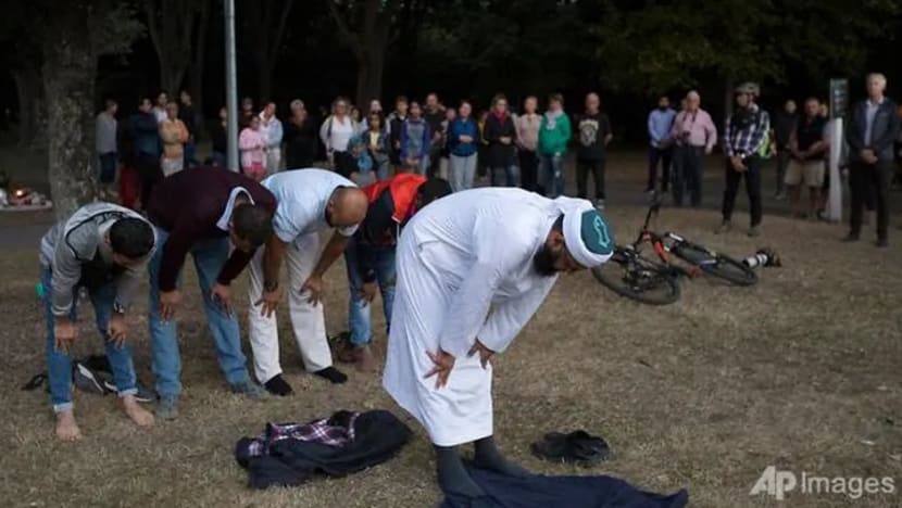 Para penduduk Christchurch lindungi jemaah di masjid Al Noor semasa mereka bersolat Para penduduk Christchurch lindungi jemaah di masjid Al Noor semasa mereka bersolat