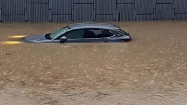 雪隆暴雨引发闪电水灾 多处道路积水车辆受困