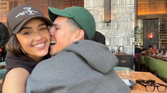 好莱坞女星Jessica Alba高调认爱小11岁圈中男友